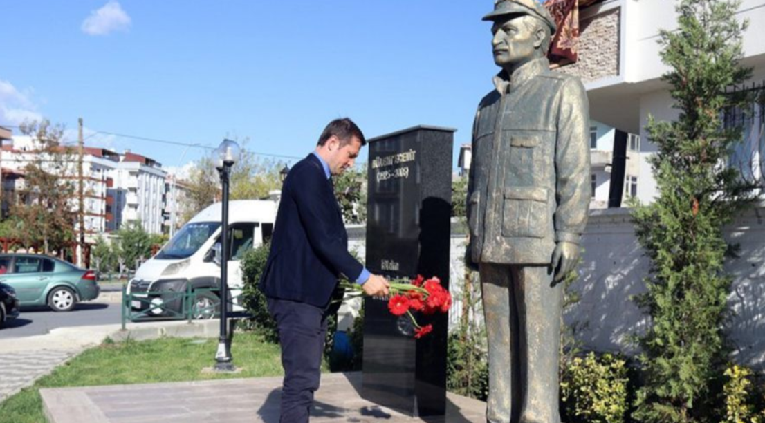 BAŞKANIMIZ AKAY, ECEVİT’İ ANITI BAŞINDA ANDI